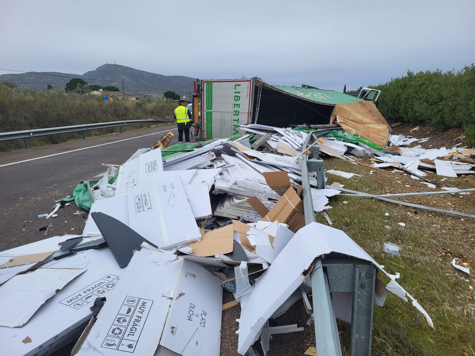 Camión accidentado en la A-5