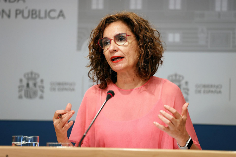 La ministra de Hacienda y Función Pública, María Jesús Montero, atiende a la prensa tras reunirse por vía telemática con las comunidades autónomas en la Conferencia Sectorial del Plan de Recuperación, Transformación y Resiliencia, para abordar el reparto territorial de los fondos europeos que recibirá España este año.