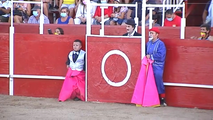 Dos 'bomberos toreros' realizando su espectáculo