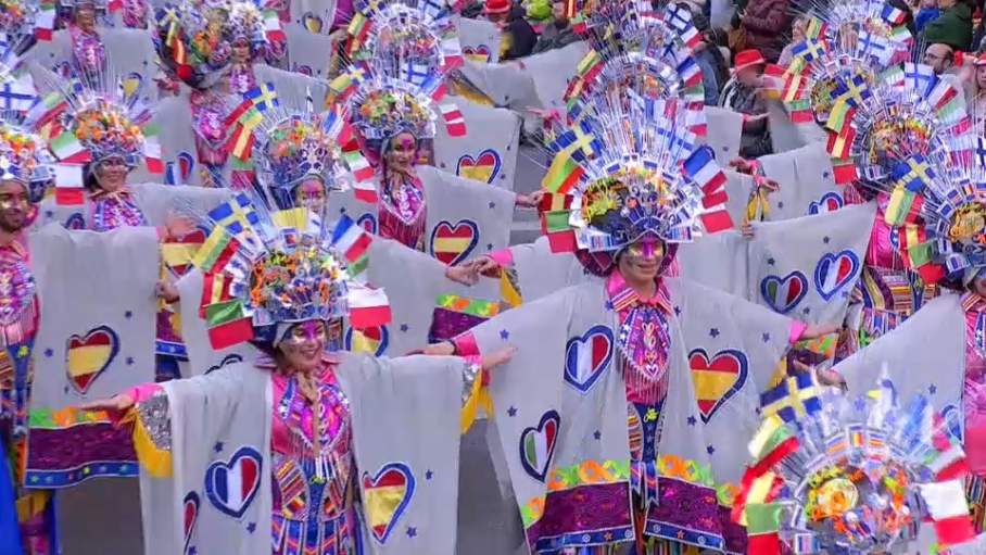 La comparsa 'Los Tukanes' de Alange conquista Europa con su traje de carnaval