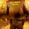La plantación se cultivaba en dos habitaciones de grandes dimensiones. Un agente de la Guardia Civil inspecciona una habitación con decenas de plantas de marihuana.