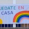 Uno de los carteles de "Quédate en casa" que se colgaron en los balcones durante el confinamiento 
