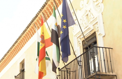 Banderas en el balcón del ayuntamiento de Almendralejo