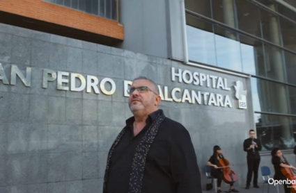 Juan Carlos Martos en el Hospital 'San Pedro de Alcántara' donde trabaja.