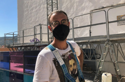 Jesús Mateos, Brea, comienza a pintar el mural homenaje a los héroes de la pandemia