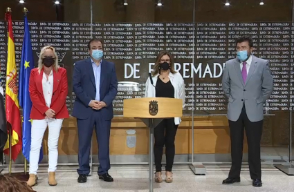 El presidente de la Junta y los agentes socioeconómicos en la firma del plan bianual de empleo