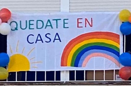 Uno de los carteles de "Quédate en casa" que se colgaron en los balcones durante el confinamiento 