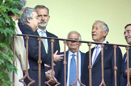 Rey y autoridades en Yuste