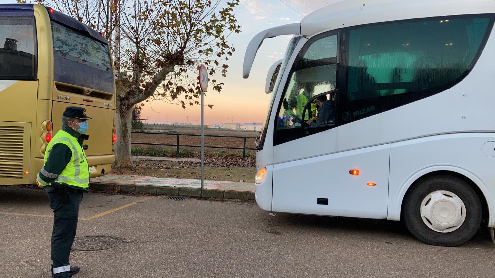 La Guardia Civil inspecciona un autobús escolar