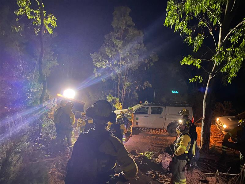 Efectivos trabajando en el fuego de Peraleda