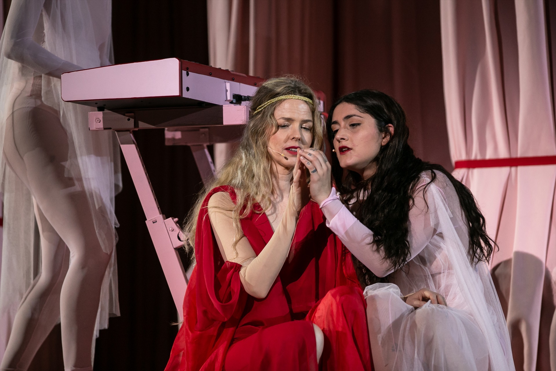 Christina Rosenvinge y Lucía Bocanegra, en una de las escenas más sensuales