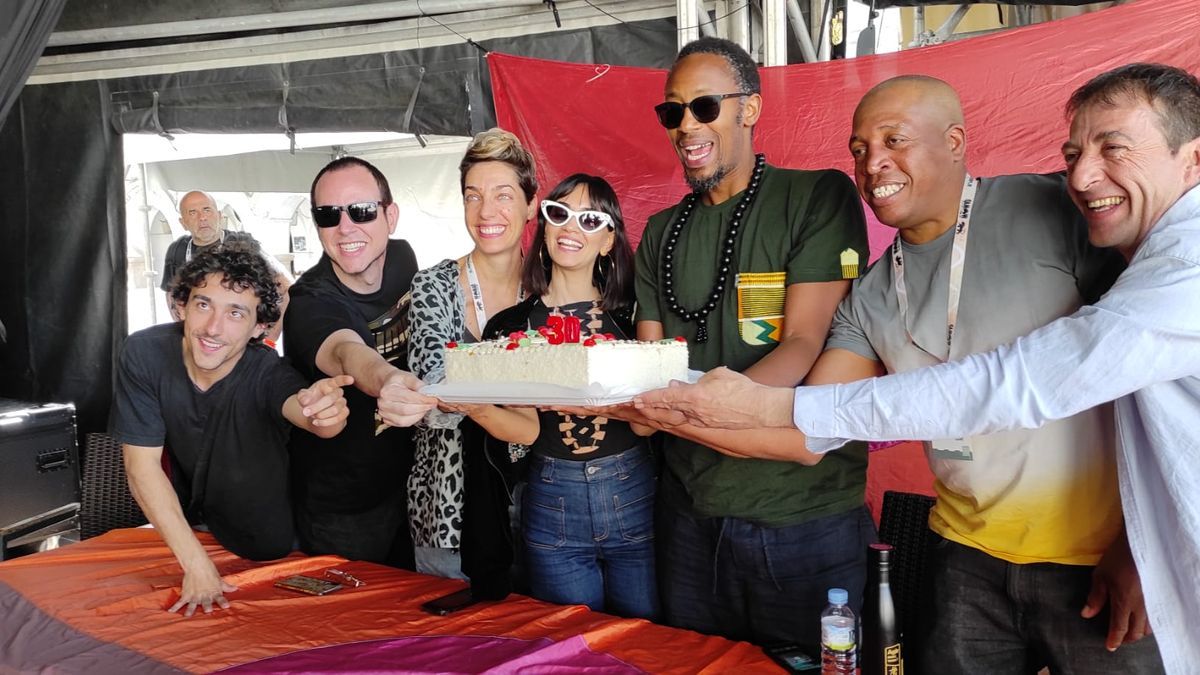 Varios de los artistas participantes en esta edición, soplando las 30 velas al WOMAD