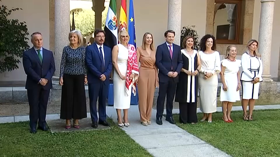 Foto de familia del nuevo gobierno extremeño