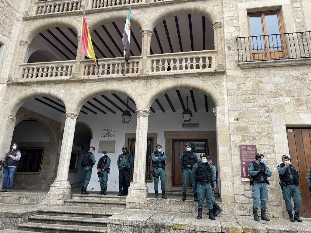 Presencia policial ante los juzgados de Trujillo