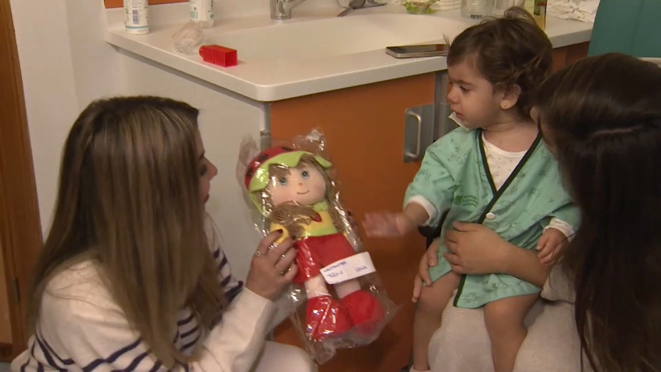 Entrega de regalos en el Materno Infantil