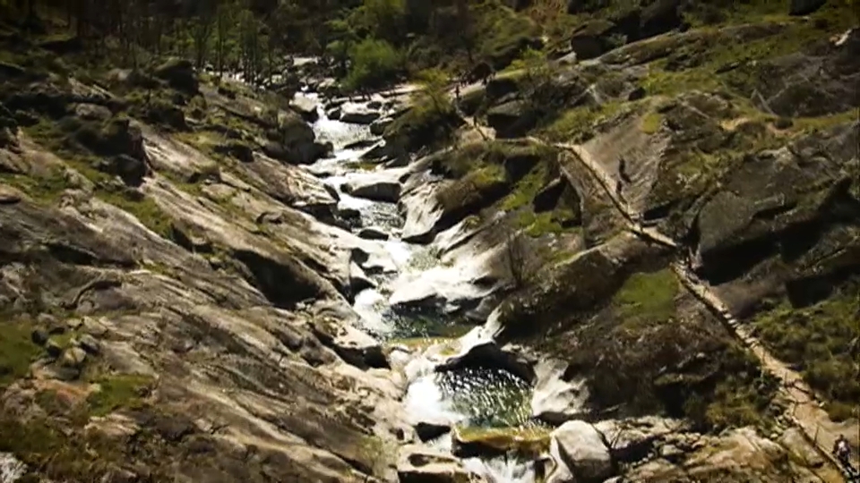 Vista de los pilones excavados en la piedra en la garganta de Los Infiernos