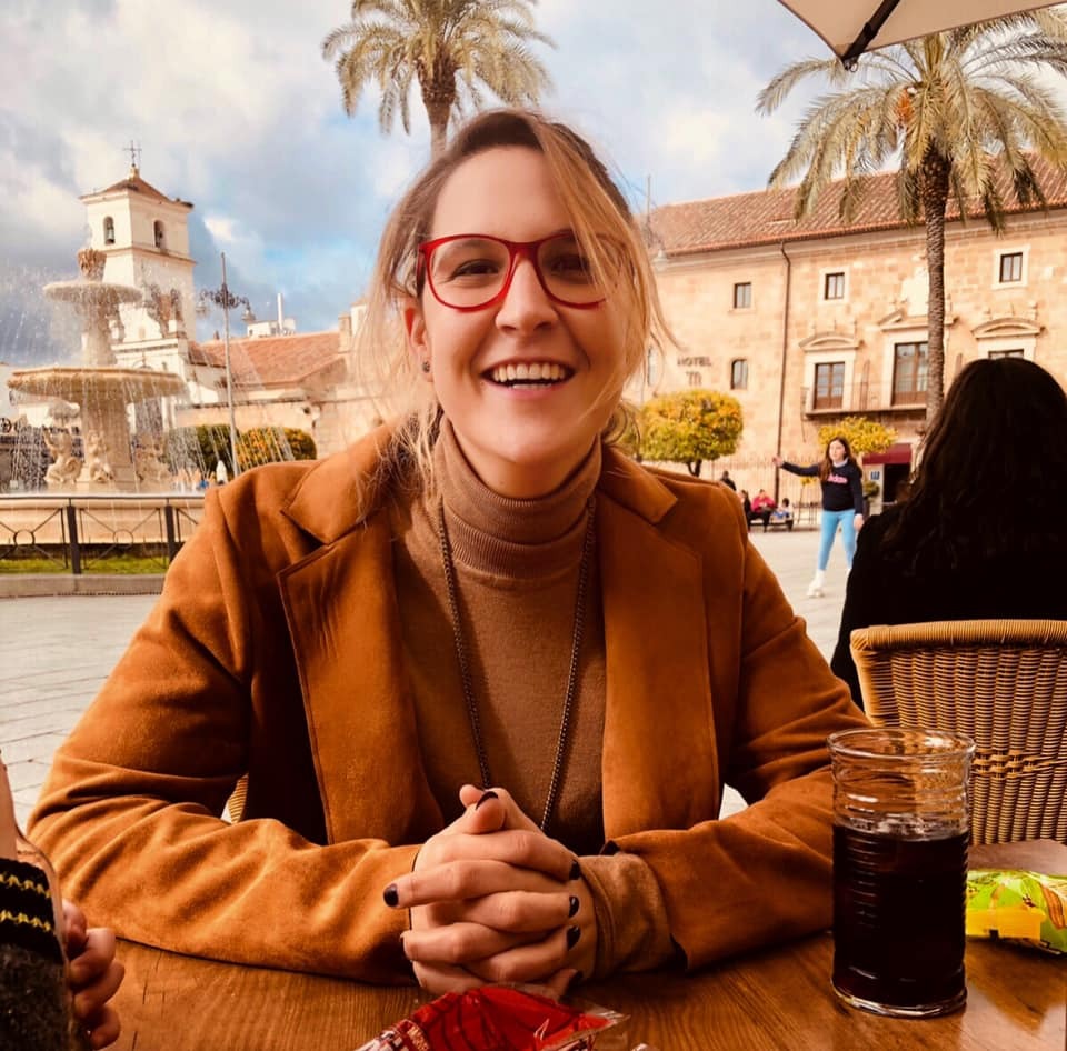 Lucia madera, psicóloga: "El abrazo nos ayuda a sostener a una persona"