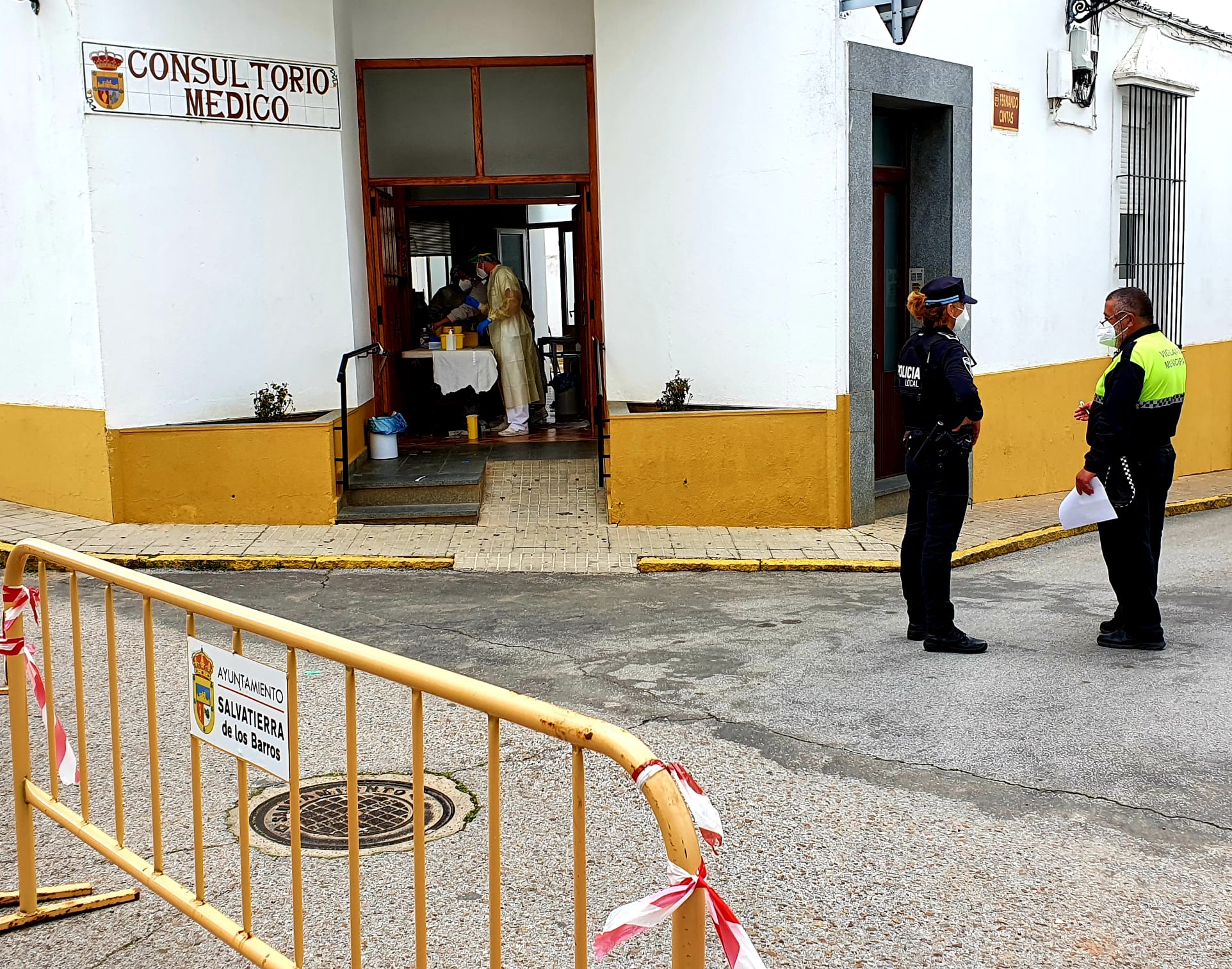 Vecinos de Salvatierra de los Barros en el cribado voluntario realizado en el centro de salud