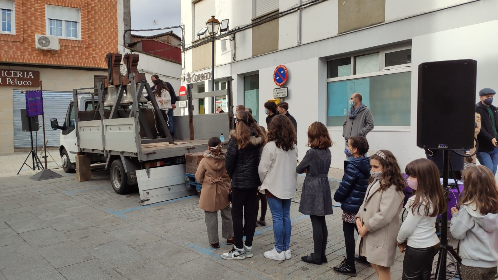 Colas de niños para tocar las campanas
