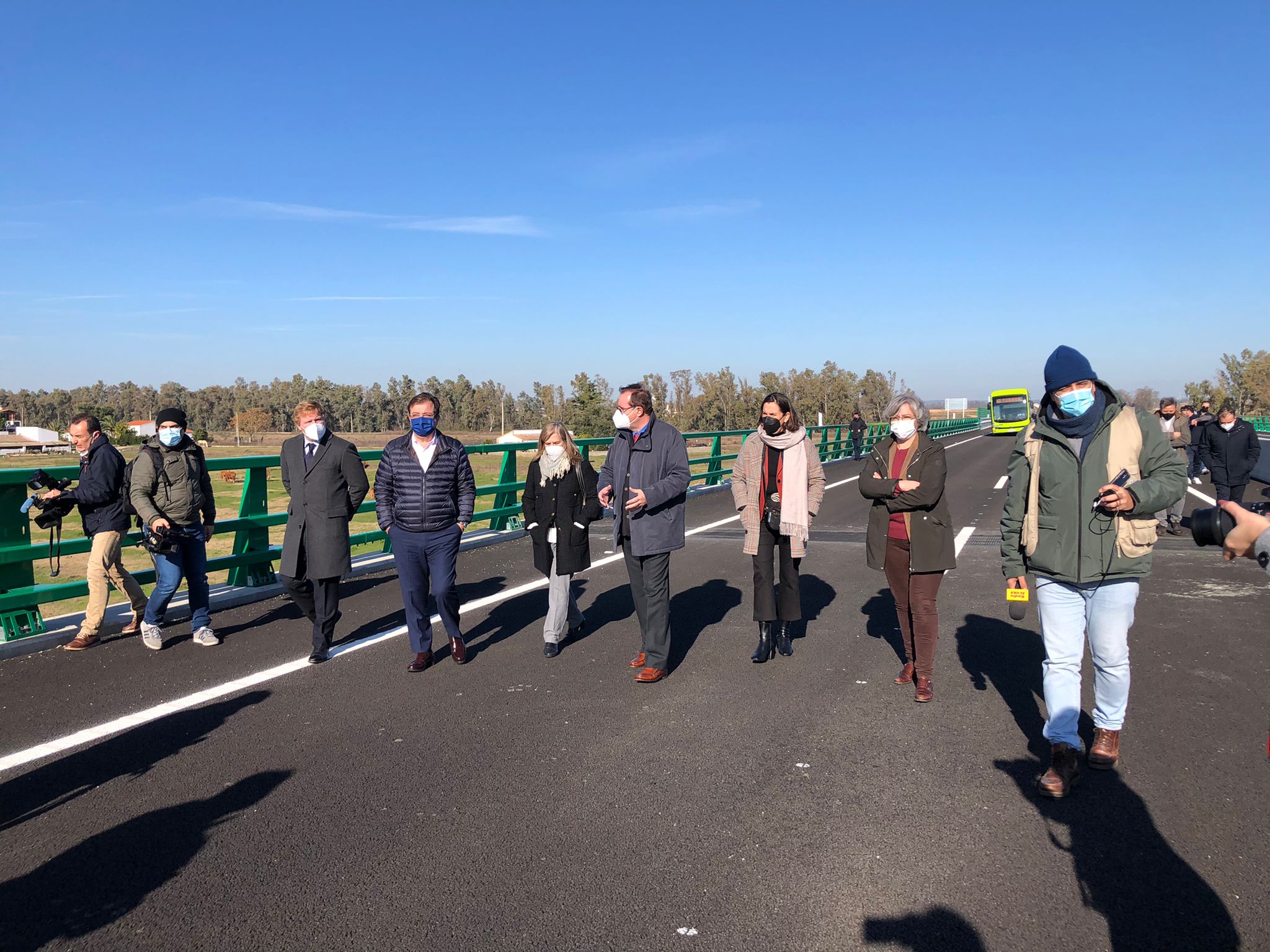 El presidente de la Junta, el alcalde de Badajoz y la consejera de Transporte, en la inauguración de la Ronda Sur