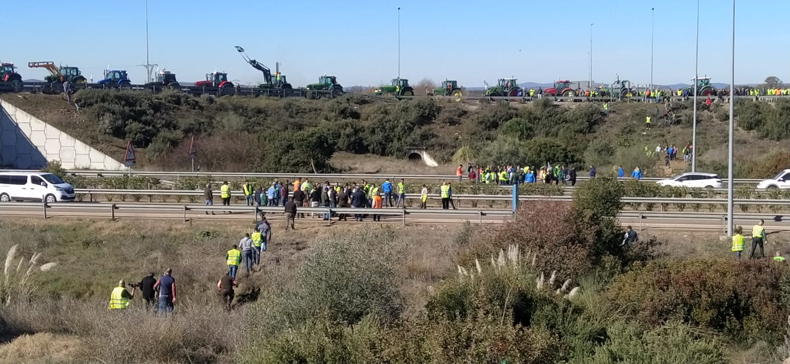 Tractores en la Nacional y manifestantes ocupando la autovía EX-A2