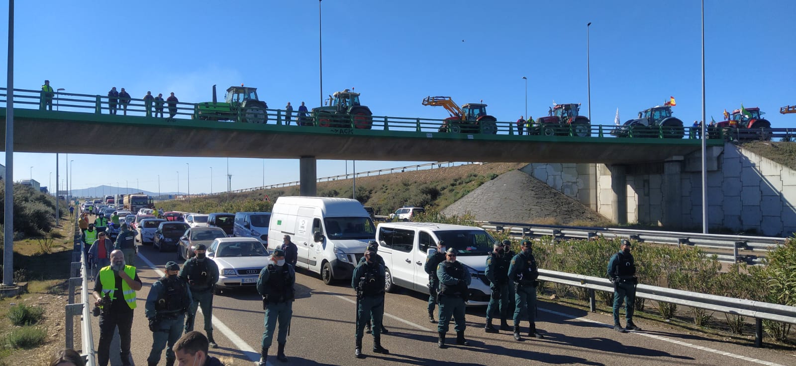 La Policía, intentando controlar el corte de la autovía