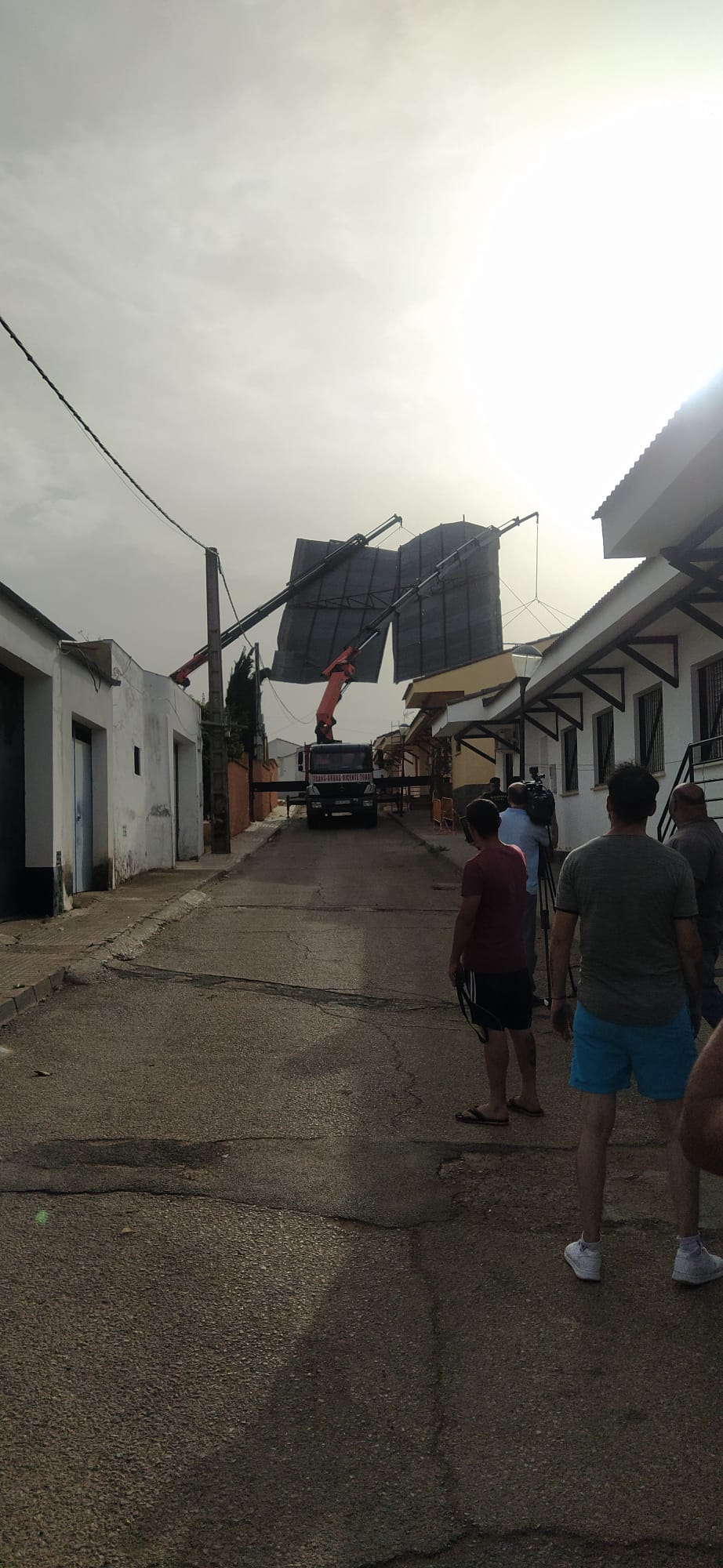 Vecinos mirando las labores de retirada