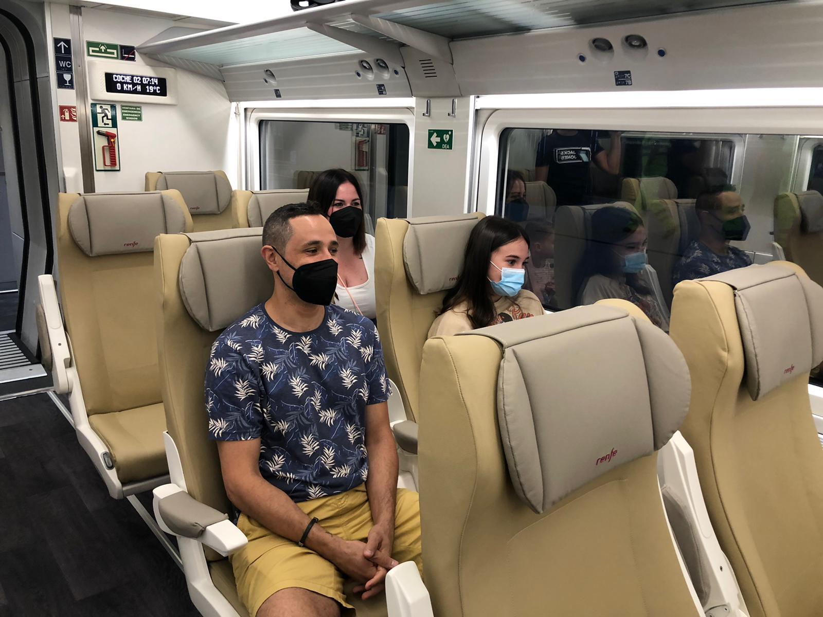 Pasajeros en el nuevo tren