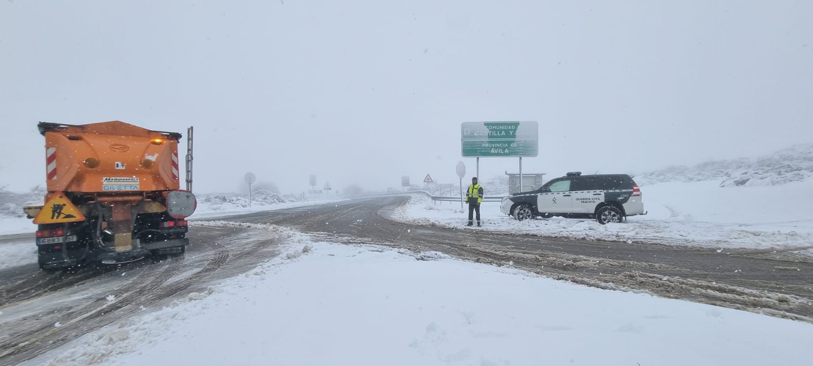 Carretera nevada en el norte de Cáceres.