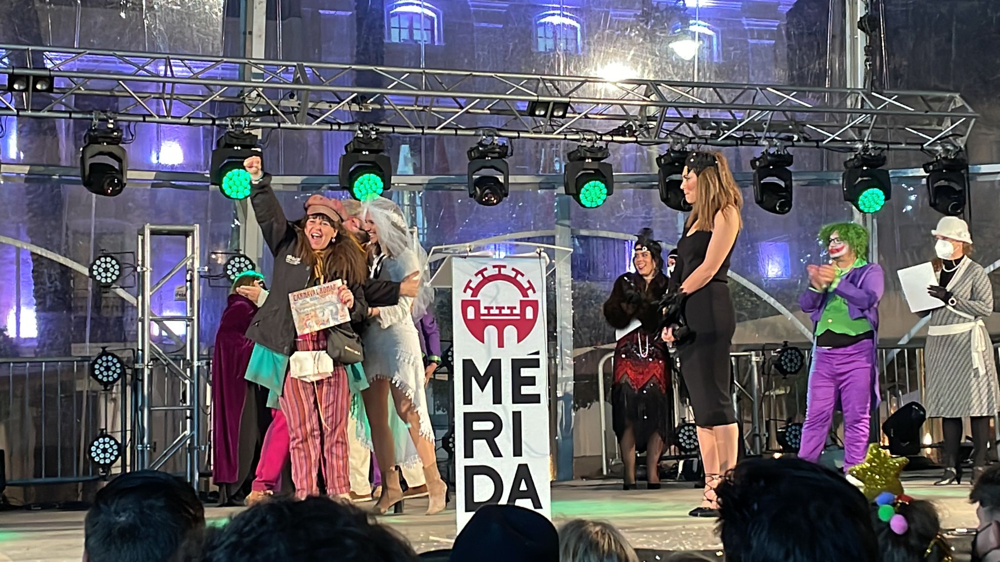 Las iguales recogen su premio