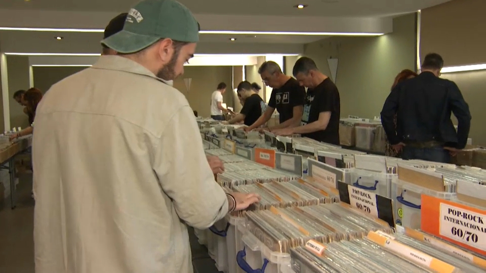 Público rebuscando discos