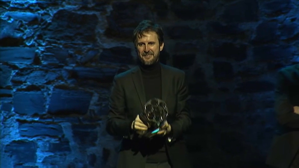 El actor Julián López en el momento de recoger el premio
