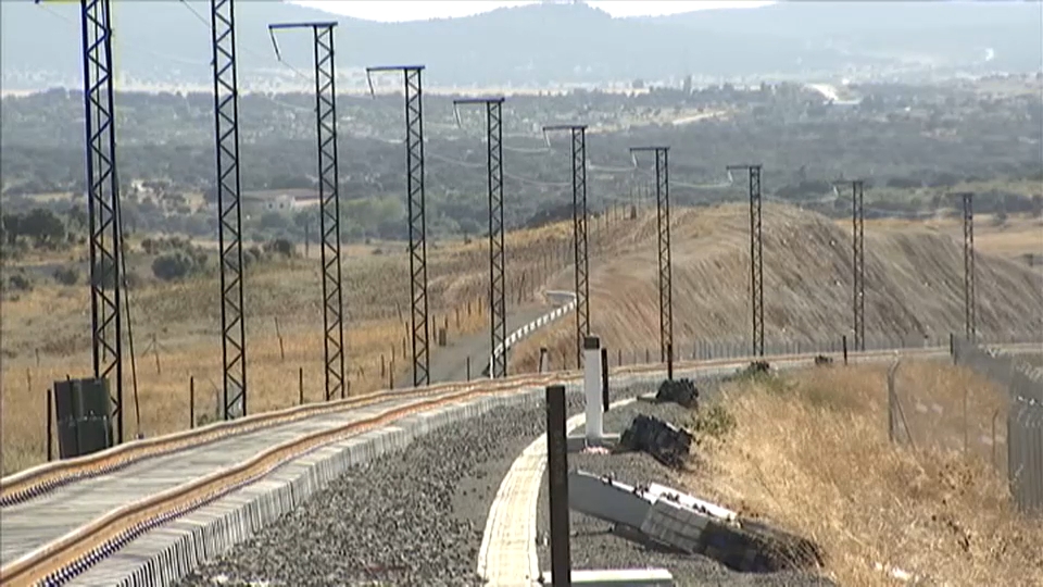 Plataforma con su vía colocada y electrificada a su paso por Cáceres.