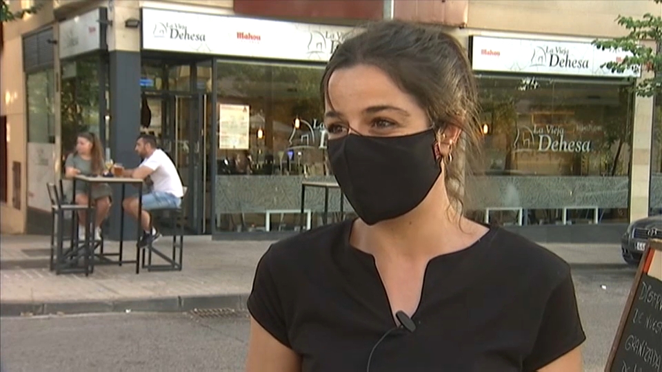 Victoria Pulido trabaja este verano como camarera en Cáceres