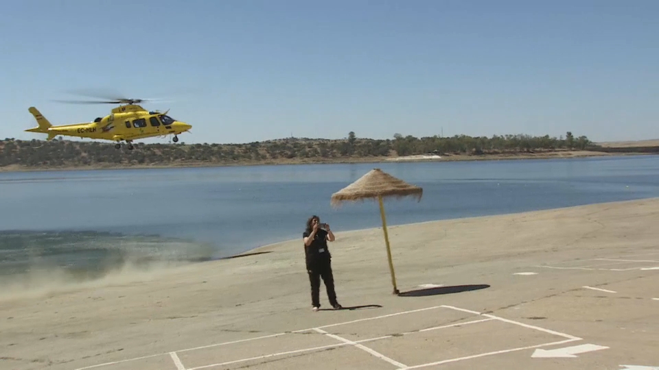 Helicóptero participa en el rescate de los heridos ficticios