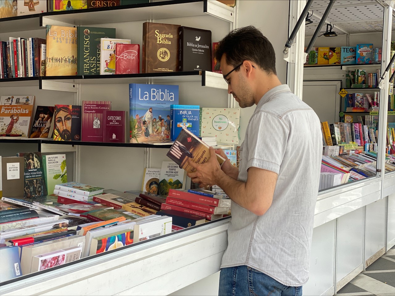 Lector de la feria del libro de Badajoz