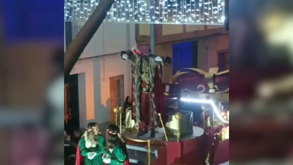 Baltasar bailando en la carroza de la cabalgata de Villanueva de la Serena