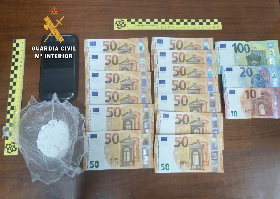 Imagen de la droga y resto de efectos intervenidos por la Guardia Civil