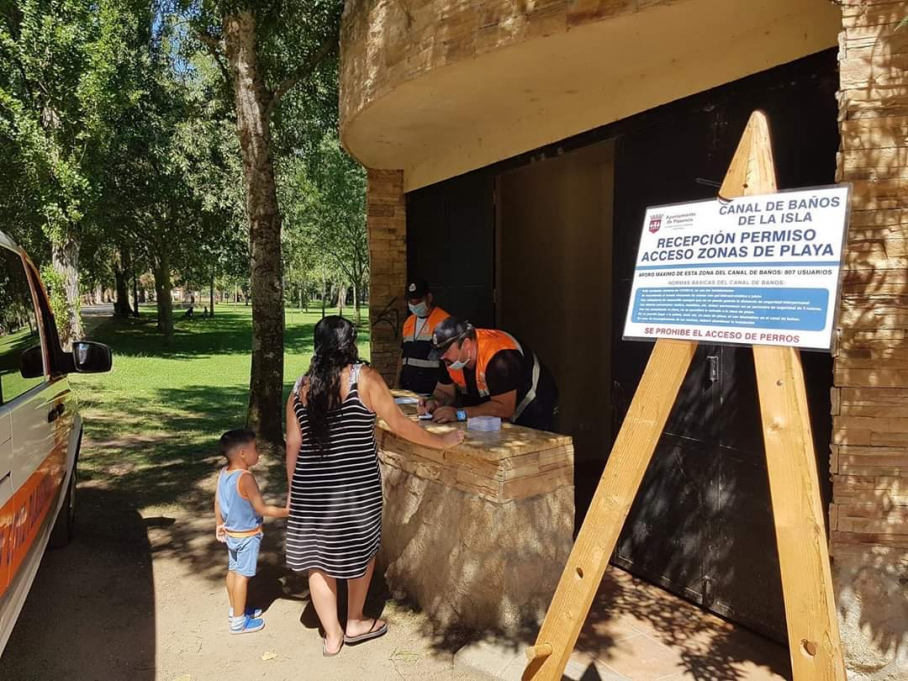 Punto de información en La Isla.