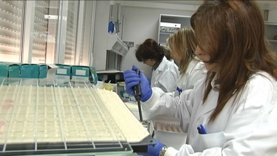 Profesionales veterinarias trabajando en un laboratorio