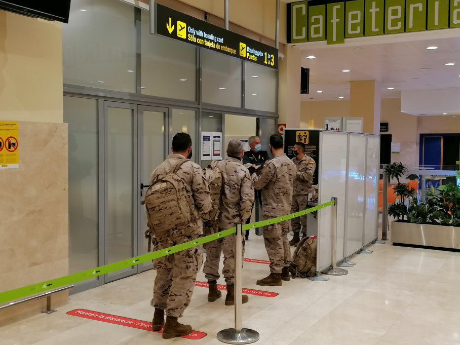 Militares de la Brigada Extremadura XI en el aeropuerto de Badajoz