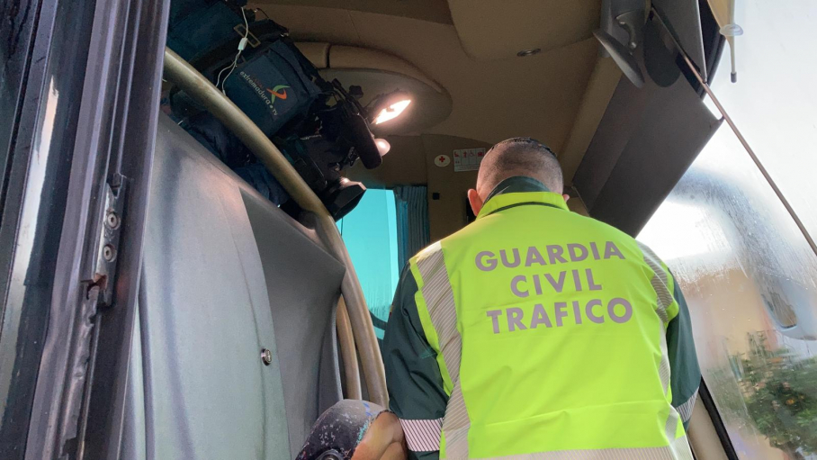 La Guardia Civil inspecciona un autobús escolar