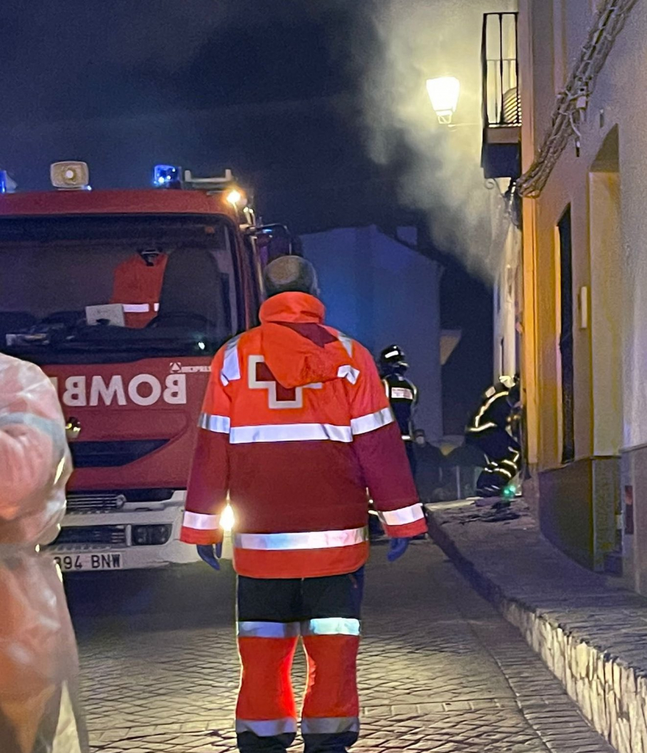 Cruz Roja en un incendio en una vivienda en Calera de León