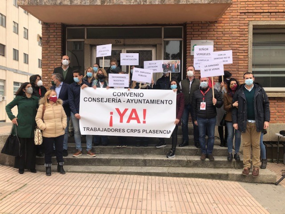Concentración de trabajadores del CRPS y Partido Popular.