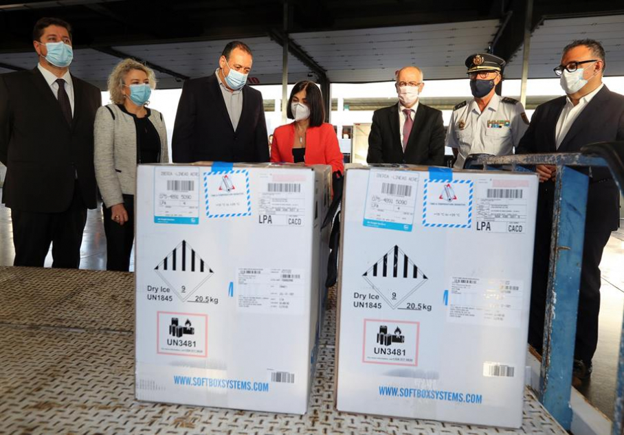 La ministra de Sanidad, Carolina Darias, asisten este lunes a la descarga de un nuevo envío de vacunas contra la covid-19en el aeropuerto de Gran Canaria