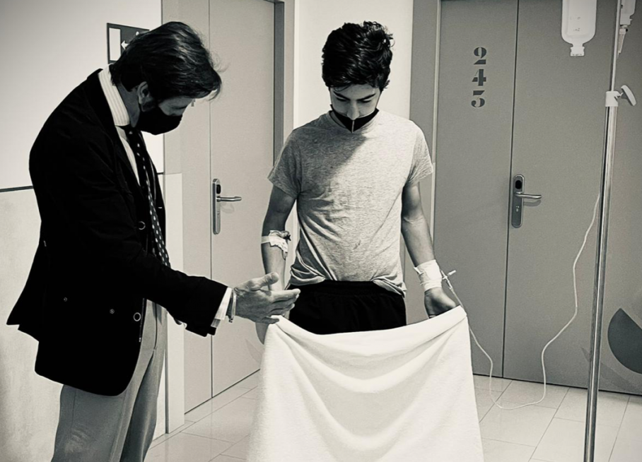Manuel Perera, en la habitación del hospital junto a su apoderado, Juan José Padilla