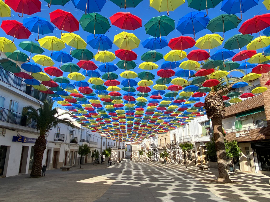 Los paraguas cubren las calles de Malpartida