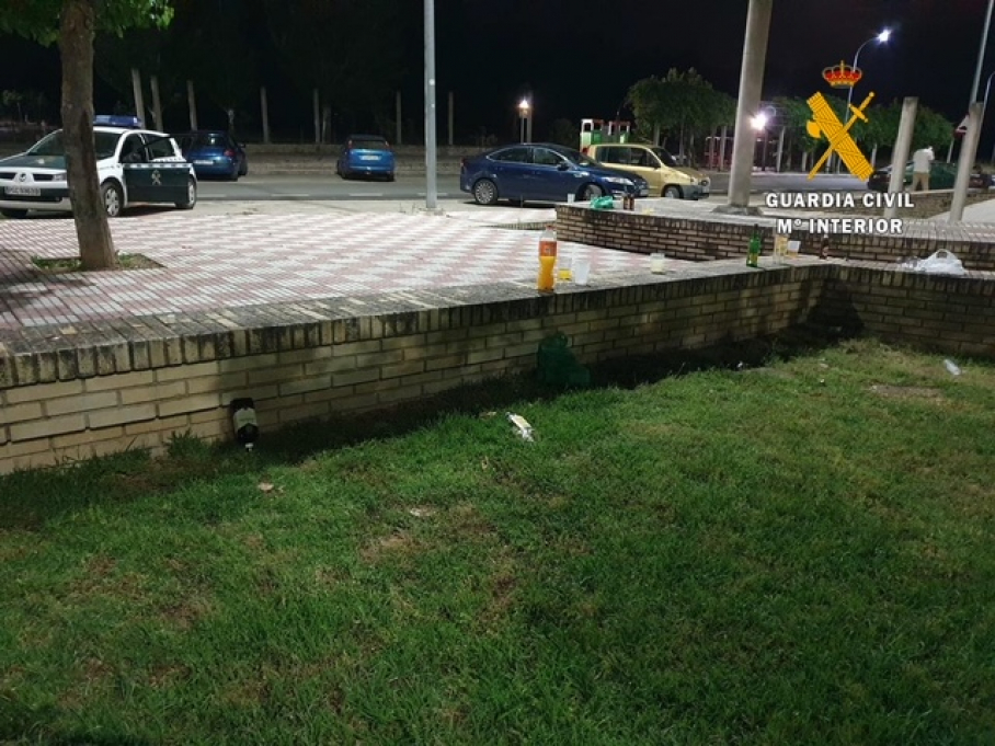 Imagen de los restos del botellón tras ser disuelto por los agentes