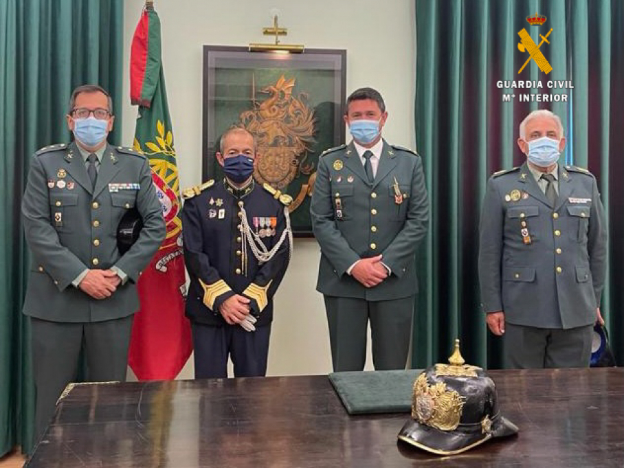 La entrega de esta condecoración es fruto de la estrecha colaboración con la que la Guardia Civil de Tráfico en la provincia de Cáceres y la Guardia Nacional Republicana