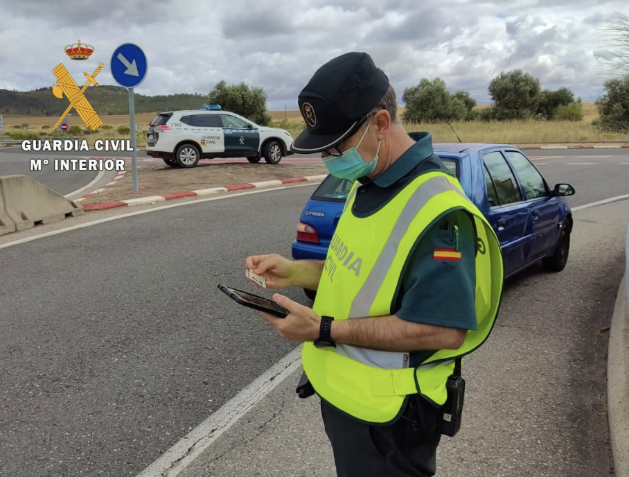 Guardia civil durante un control de tráfico 